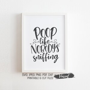 Puede incluir: Una impresión enmarcada en blanco con texto negro que dice "POOP like NOBODY'S sniffing". El texto está en una fuente de estilo manuscrito. Debajo del texto hay una línea de texto más pequeña que dice "SVG, JPEG, PNG, PDF, DXF PRINTABLE & CUT FILES Vincent".