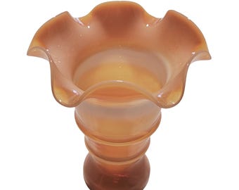 Vaso de vidro vintage Altaglass com babados em tons de pêssego, rosa e branco.