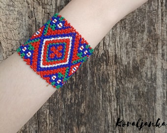 BOHO bead bracelet with a geometric ethnic pattern. Hand made.