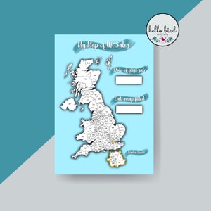 Peut inclure: Une impression bleu clair représentant une carte du Royaume-Uni avec le texte "My Map of UK Sales". La carte est divisée en régions avec des espaces pour enregistrer la date de la première vente et quand la carte est remplie. Une insertion de Londres est incluse.