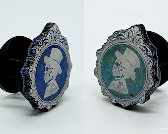 Soporte para teléfono o porta credencial retráctil con cambio de color de esqueleto gótico Sir: soporte para teléfono o porta credencial con cambio de color de esqueleto gótico Cameo