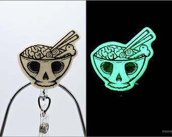 Soporte para teléfono o porta credencial artesanal de resina epoxi que brilla en la oscuridad con forma de "taza de cerebros"