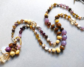 Long collier bohème tendance avec pierres précieuses et perles dans des couleurs naturelles d'automne. Agates et perles bohèmes tchèques. Fait main en France