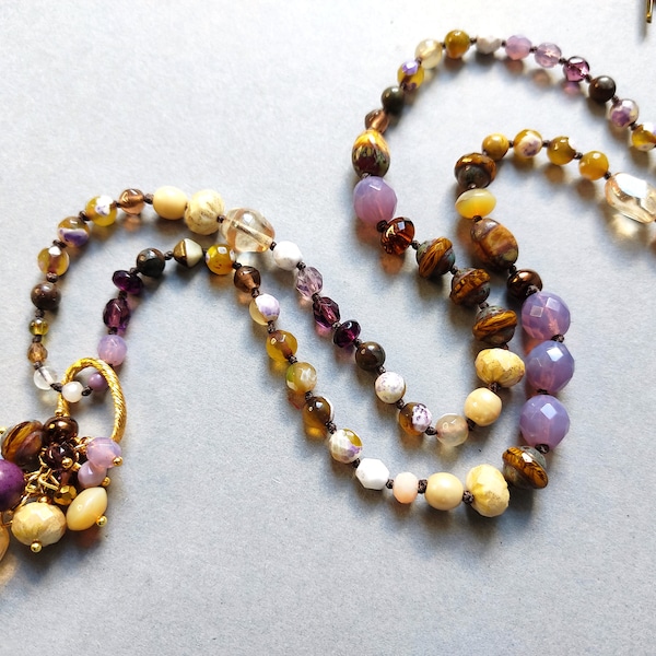 Long collier bohème tendance avec pierres précieuses et perles dans des couleurs naturelles d'automne. Agates et perles bohèmes tchèques. Fait main en France