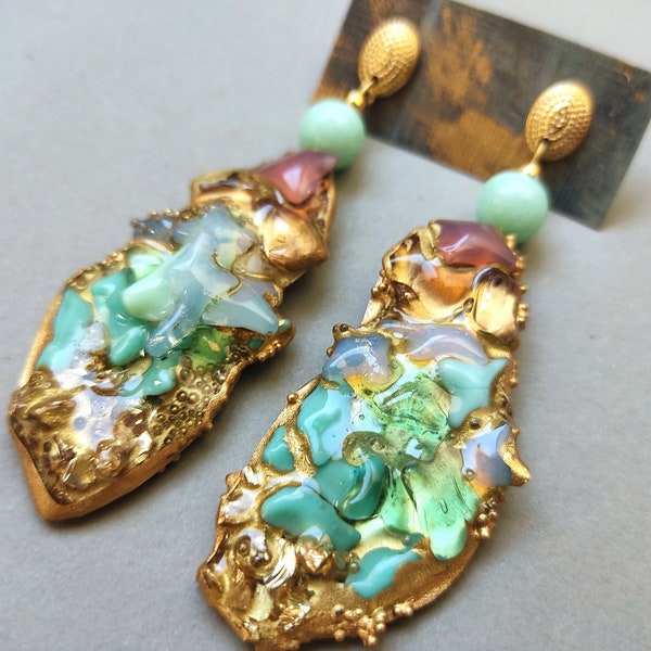 Boucles d'oreilles en mosaïque de verre aux couleurs pastel, forme liquide, inspirées de la mer, couleurs de sucette, technique unique faite main. Fabriqué en France