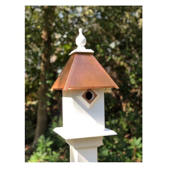 Casa para pájaros clásica hecha a mano, 1 compartimento para anidar, protección metálica contra depredadores, color de techo a elegir, ideal para exteriores, poste no incluido.