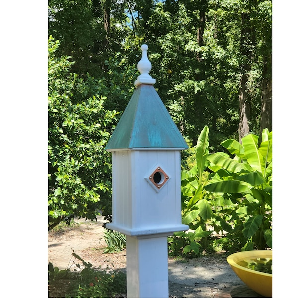 Casita para pájaros Bluebird con techo de cobre patinado, hecha a mano en vinilo, con 1 compartimento para anidar, protectores metálicos contra depredadores, resistente a la intemperie, para exteriores.