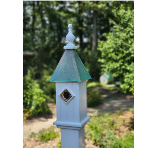 Casita para pájaros Bluebird con techo de cobre patinado, hecha a mano en vinilo, con 1 compartimento para anidar, protectores metálicos contra depredadores, resistente a la intemperie, para exteriores.