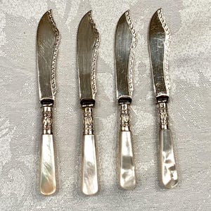 Vintage EPNS Butter Knives – Set of 4 – Cream Pearl Look Handles – Silverplate – Made in England Flatware