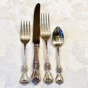 Towle Sterling Silver Flatware Set – Old Colonial Pattern – 32 Pieces (8 Four-Piece Place Settings)