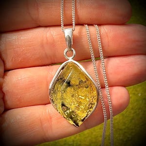 Echter Bernstein Anhänger, Grüner Bernstein Anhänger, 925er Silber Schmuck, Einzigartiger Anhänger mit Grünem Bernstein, Diamantform Bernstein Anhänger