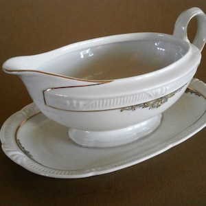 Vintage 1950s ZEH SCHERZER Bavaria (Germany) U.S. Zone Sauciere/Gravy Boat White Porcelain Art-Deco Pattern And Gold Trim. Mint Condition