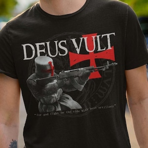 DEUS VULT T-Shirt, Knight Templar Wielding Rifle Apparel, Crusader Clothing, Heavy Armor Knight&#39;s Crusade Unisex Tee Shirt