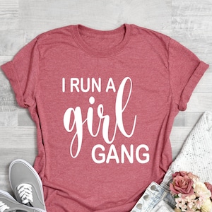 Dirijo una camisa de pandilla de chicas, corro una pandilla de chicas, camisa de niña, mamá, regalo, camiseta gráfica, mamá niña, camisa de mamá, camiseta gráfica de tendencia