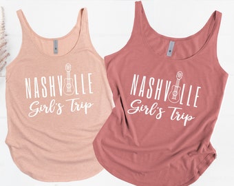 Puede incluir: Dos camisetas sin mangas con el texto "Nashville Girl's Trip" y un gráfico de ukelele. La camiseta sin mangas de la izquierda es rosa desierto y la camiseta sin mangas de la derecha es paprika.