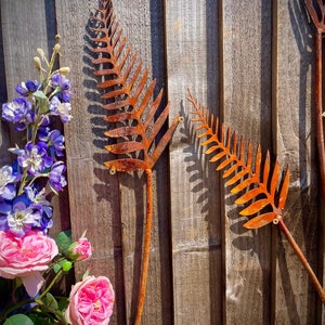 Fern Leave For Flower Beds, Garden Stakes Rustic Rusty Metal Art Yard Art Present Gift Idea Flower Pot Sculpture Decor