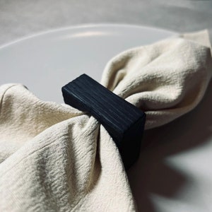 Anelli per tovaglioli in legno carbonizzato - Decorazioni rustiche per la tavola in legno bruciato - Accessori da pranzo fatti a mano - Stoviglie per matrimoni in stile fattoria