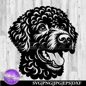 Op de afbeelding: Zwart-wit silhouet van een hondenhoofd, met gedetailleerde vacht en gezichtskenmerken. De tong van de hond is zichtbaar. De afbeelding bevat de tekst "SVG|PNG|JPG|EPS|DXF" en een logo.