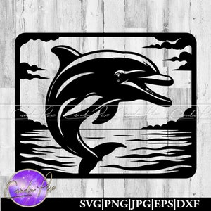 Puede incluir: Silueta en blanco y negro de un delfín saltando fuera del agua con un cielo nublado en el fondo. La imagen está enmarcada en un cuadrado.