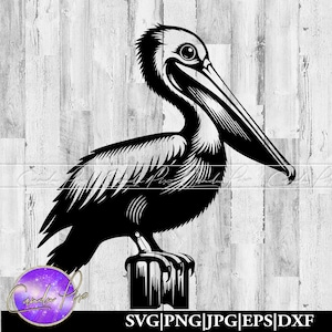 Puede incluir: Silueta en blanco y negro de un pelícano posado en un poste de madera. El pelícano tiene un pico largo y una gran bolsa debajo de la barbilla.