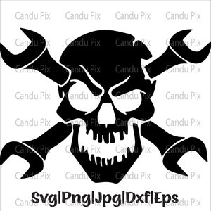 Puede incluir: Ilustración en blanco y negro de una calavera con dos llaves inglesas cruzadas. La calavera tiene una expresión amenazante con el ceño fruncido y los ojos entrecerrados. Las llaves inglesas están colocadas detrás de la calavera, con los mangos cruzándose delante de la cara de la calavera.