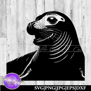 Puede incluir: Silueta en blanco y negro de una foca con una expresión juguetona. La cabeza de la foca está girada hacia un lado y su boca está ligeramente abierta. La imagen está sobre un fondo de veta de madera.