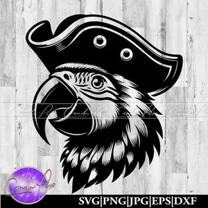 Puede incluir: Ilustración en blanco y negro de un loro con un sombrero de pirata. La cabeza del loro está girada hacia un lado y su pico está abierto. El sombrero de pirata tiene un ala ancha y una banda alrededor de la corona.