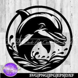 Könnte beinhalten: Schwarz-weißes Delfin-Design in einem kreisförmigen Rahmen, mit Wasserspritzern. Der Delfin springt, wodurch ein dynamisches Bild entsteht. Der untere Teil des Bildes enthält den Text "SVG|PNG|JPG|EPS|DXF".