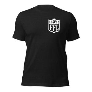 Puede incluir: Camiseta negra de manga corta con un diseño blanco en el pecho. El diseño es un escudo con las letras "FFL", un balón de fútbol y estrellas. La camiseta es de tejido suave.
