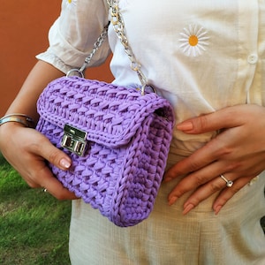 Bolso bandolera de crochet hecho a mano: elegante bolso de punto con borla