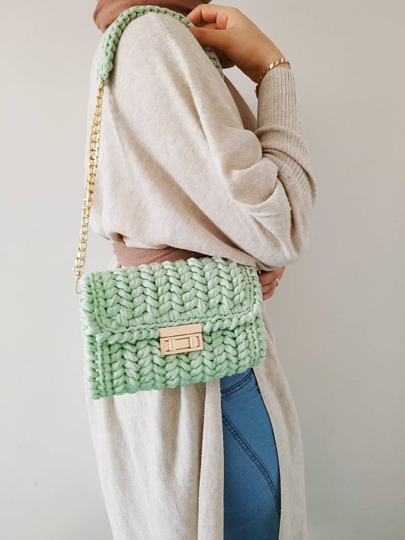 Borsa all uncinetto verde menta fatta a mano elegante borsa a maglia borsa tessuta a mano borsa a tracolla lavorata a maglia borsa regalo per lei regalo di Natale per le donne