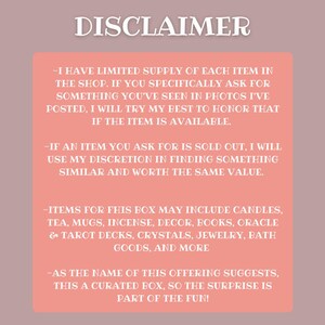 Op de afbeelding: Een roze en witte tekstuele disclaimer over de beperkte voorraad van artikelen in de winkel. De tekst vermeldt dat als een artikel uitverkocht is, een vergelijkbaar artikel zal worden vervangen. De tekst vermeldt ook dat de artikelen in de doos kaarsen, thee, mokken, wierook, decoratie, boeken, orakel- en tarotkaarten, kristallen, sieraden, badartikelen en meer kunnen bevatten. De tekst vermeldt ook dat de doos is samengesteld en dat de verrassing deel uitmaakt van het plezier.