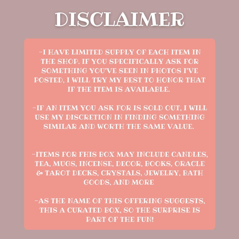 Op de afbeelding: Een roze en witte tekstuele disclaimer over de beperkte voorraad van artikelen in de winkel. De tekst vermeldt dat als een artikel uitverkocht is, een vergelijkbaar artikel zal worden vervangen. De tekst vermeldt ook dat de artikelen in de doos kaarsen, thee, mokken, wierook, decoratie, boeken, orakel- en tarotkaarten, kristallen, sieraden, badartikelen en meer kunnen bevatten. De tekst vermeldt ook dat de doos is samengesteld en dat de verrassing deel uitmaakt van het plezier.