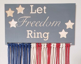 Drewniany znak „Niech wolność zabrzmi”