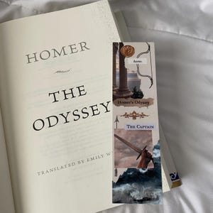 Op de afbeelding: Een bladwijzer met een collage van afbeeldingen, waaronder een zwaard, een schip en een gebouw met kolommen. De bladwijzer heeft de tekst "Homer's Odyssey" en "The Captain" erop.