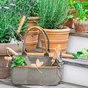 GARDEN TOOL SET WITH TOTE BAG TOOL ORGANIZER GRAY LEATHER AND CANVAS STURDY STAINLESS STEAL WEEDER CULTIVATOR RAKE HAND SHOVEL GARDEN TROWEL GARDEN SPADE BYPASS PRUNER ASH WOOD ELEGANT DEPTH MARKER MEASUREMENT GIFT