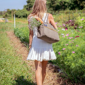 GARDEN TOOL SET WITH TOTE BAG TOOL ORGANIZER GRAY LEATHER AND CANVAS STURDY STAINLESS STEAL WEEDER CULTIVATOR RAKE HAND SHOVEL GARDEN TROWEL GARDEN SPADE BYPASS PRUNER ASH WOOD ELEGANT DEPTH MARKER MEASUREMENT GIFT HARVEST FLOWER PICKING HARVESTING