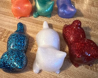 Zestaw 3 miniaturowych figurek kotów | Opcjonalny magnes | Uroczy dodatek do biurka dla miłośników kotów