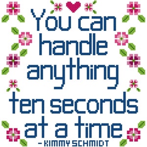 Può includere: Uno sfondo bianco con una citazione blu che recita "You can handle anything ten seconds at a time - Kimmy Schmidt". La citazione è circondata da fiori rosa con foglie verdi.
