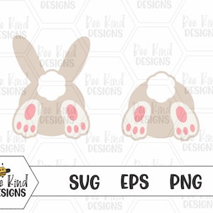 以下が含まれることがあります： ふわふわの尻尾とピンクの足を持つウサギのお尻のデジタルデザイン。デザインは薄い茶色で、白いふわふわの尻尾とピンクの足です。