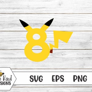 Può includere: Numero otto giallo con orecchie nere e una coda di fulmine gialla. Il numero otto ha la forma di un personaggio Pikachu. Lo sfondo è una venatura di legno bianco.