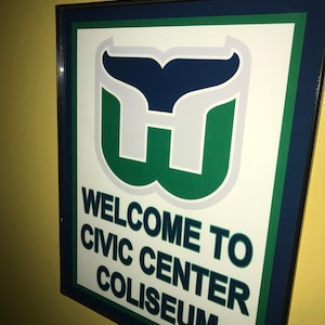 Hartford Whalers Bar Hockey Throwback Stadium Gameroom Oprawiony wydruk reklamowy z napisem „Man Cave”
