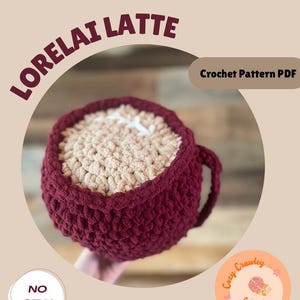 Może przedstawiać: Wzór na szydełku na Lorelai Latte, kubek szydełkowy bez szycia z burgundową podstawą i beżową górą. Wzór dostępny jest w formacie PDF do pobrania z Crafty Crawley Corner.