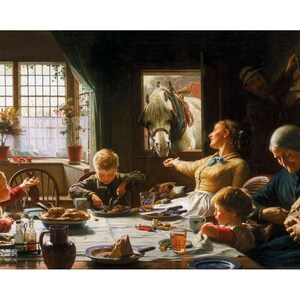 Puede incluir: Una familia se sienta alrededor de una mesa, disfrutando de una comida. Un caballo blanco con un arnés mira por la ventana. La mesa está puesta con platos, cubiertos y una jarra de agua. Hay un pastel en la mesa y un perro se sienta debajo de la mesa.