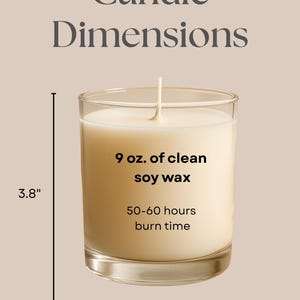 Op de afbeelding: Een heldere glazen kaars gevuld met romige sojawas. De kaars is 9,65 cm hoog en 7,49 cm breed, met 9 oz was en een brandtijd van 50-60 uur. De tekst "Candle Dimensions" staat bovenaan.