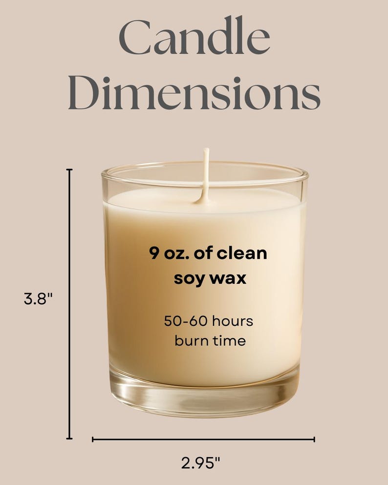 Op de afbeelding: Een heldere glazen kaars gevuld met romige sojawas. De kaars is 9,65 cm hoog en 7,49 cm breed, met 9 oz was en een brandtijd van 50-60 uur. De tekst "Candle Dimensions" staat bovenaan.