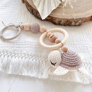 Babyschalenanhänger oder Maxicosikette , gefertigt auf zwei Seilen zum anbringen. Mit süßem Häkeltier .
Perlen aus Buchenholz, Wolle aus Baumwolle. Perlen aus Lebensmittelsilikon.