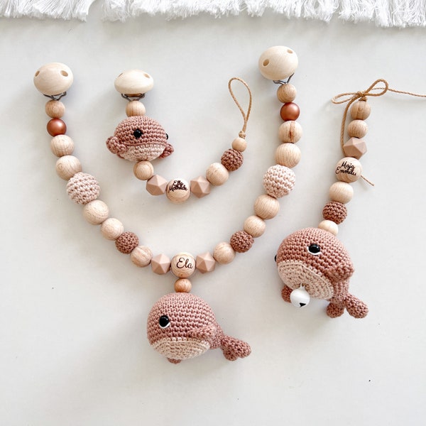 Kinderwagenkette| Schnullerkette mit  Namen | Wal Fisch Holz Natur Baby  Geschenk Maxicosi Mädchen Junge braun Creme  Amigurumi Häkel