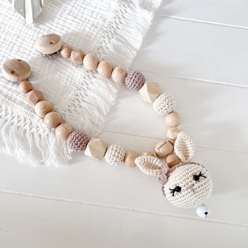 SET Kinderwagenkette Schnullerkette Rassel Häkel Hase Häschen Silikon Holz Natur Baby Mädchen Amigurumi Häkeltier Bast taupe creme Geburt Bild 4