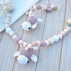 Pram chain Maxi cosi chain turtle silicone wood nature baby gift birth girl boy cream stroller chain amigurumi crochet head